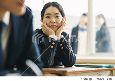 片想いをする女子高生 片想いをする女子高生 98891346