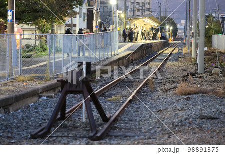 夕暮れの駅　和田岬駅 98891375