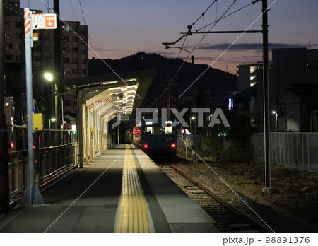 夕暮れのホーム 和田岬駅 夕暮れのホーム 和田岬駅 98891376