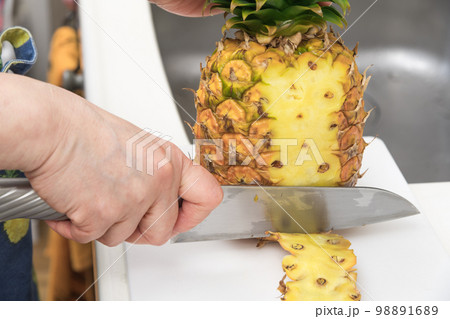 【パイナップルの表面を削いでいく】 98891689