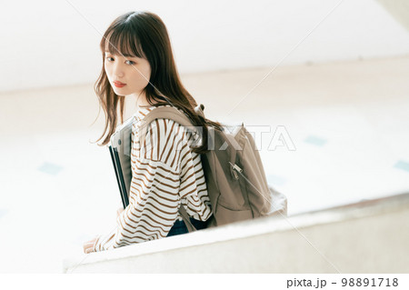 女子学生のポートレート 女子学生のポートレート 98891718