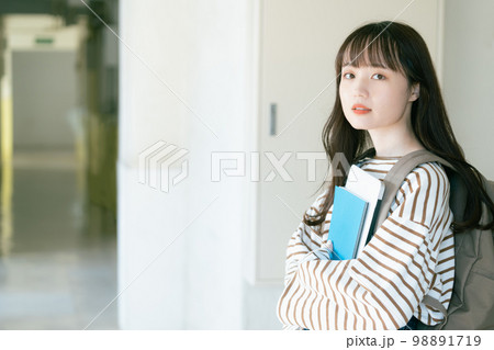 女子学生のポートレート 女子学生のポートレート 98891719