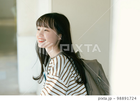 女子学生のポートレート 98891724