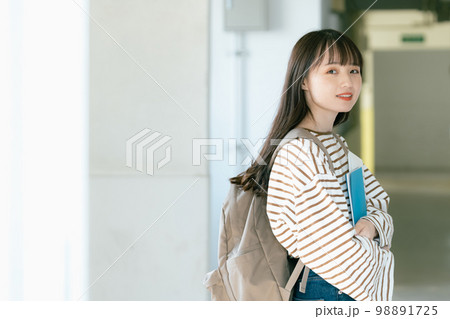 女子学生のポートレート 98891725