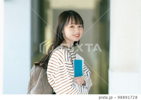 女子学生のポートレート 女子学生のポートレート 98891728