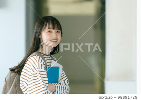 女子学生のポートレート 98891729