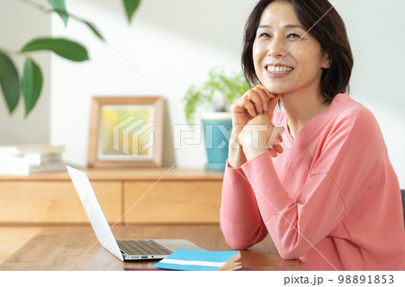 資産形成を考えるミドル女性 98891853