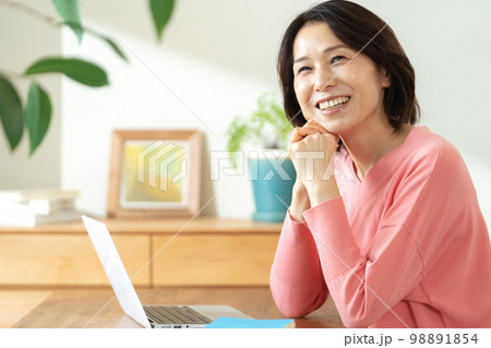 資産形成を考えるミドル女性 資産形成を考えるミドル女性 98891854