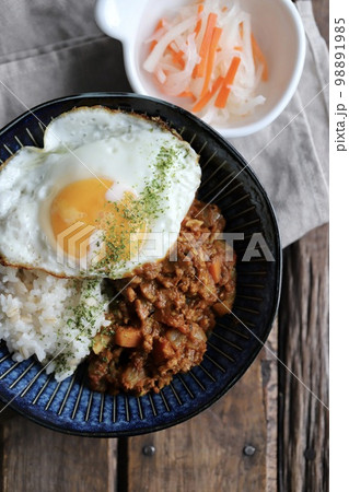 家でスパイスから作った目玉焼きを乗せたキーマカレー 98891985