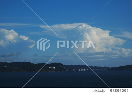 コンビナートのある港と遠方に多様な雲が観えた午後の海岸風景・夏・220727pm コンビナートのある港と遠方に多様な雲が観えた午後の海岸風景・夏・220727pm 98892092
