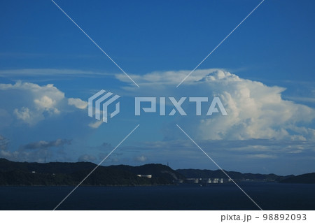 コンビナートのある港と遠方に多様な雲が観えた午後の海岸風景・夏・220727pm コンビナートのある港と遠方に多様な雲が観えた午後の海岸風景・夏・220727pm 98892093
