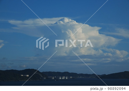 コンビナートのある港と遠方に多様な雲が観えた午後の海岸風景・夏・220727pm コンビナートのある港と遠方に多様な雲が観えた午後の海岸風景・夏・220727pm 98892094