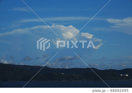 コンビナートのある港と遠方に多様な雲が観えた午後の海岸風景・夏・220727pm コンビナートのある港と遠方に多様な雲が観えた午後の海岸風景・夏・220727pm 98892095