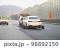 トラック 高速道路 防音壁 98892150