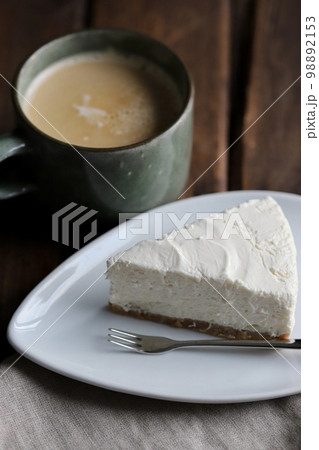 米粉クッキーボトムのレアチーズケーキとカフェオレ 米粉クッキーボトムのレアチーズケーキとカフェオレ 98892153
