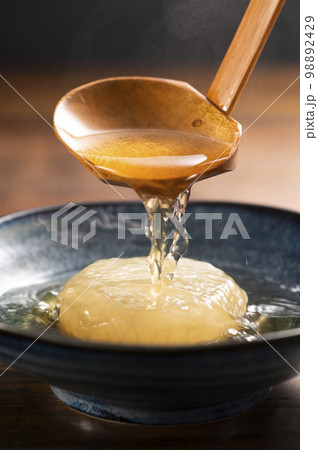 大根の煮物に出汁をかける 98892429