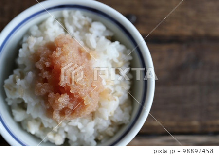 茶碗によそったご飯に乗せた無着色のたらこバラコ 98892458
