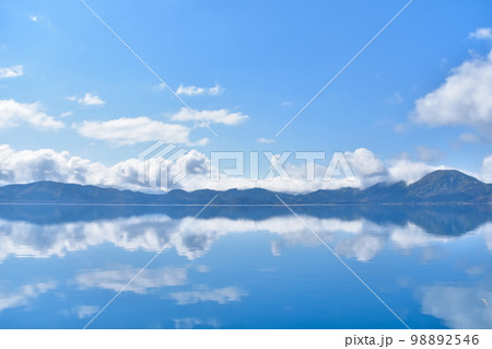 秋田　青空と水鏡の田沢湖 98892546