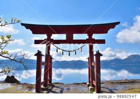 秋田 青空の田沢湖と御座石神社の鳥居 秋田 青空の田沢湖と御座石神社の鳥居 98892547