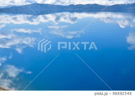 秋田 青空と水鏡の田沢湖 秋田 青空と水鏡の田沢湖 98892548