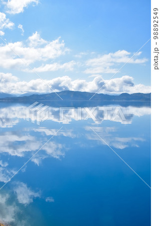 秋田 青空と水鏡の田沢湖 秋田 青空と水鏡の田沢湖 98892549
