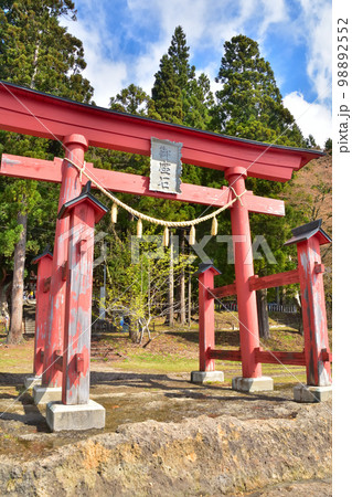 秋田 青空の田沢湖畔 御座石神社の鳥居 秋田 青空の田沢湖畔 御座石神社の鳥居 98892552