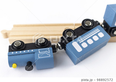 オモチャの電車。脱線事故のイメージ 98892572