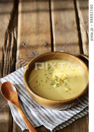 温かいコーンポタージュスープ 98892580