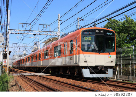 打出駅を通過する阪神9300系電車 打出駅を通過する阪神9300系電車 98892807