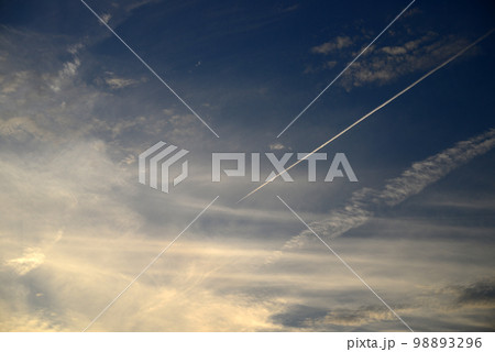 飛行機雲のある空-9 飛行機雲のある空-9 98893296