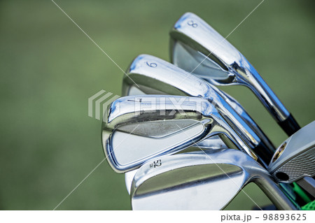 芝生の緑が綺麗なゴルフ場イメージ 98893625