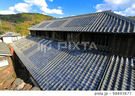 【長崎県】晴天の旧出津救助院（石積出津集落） 98893677
