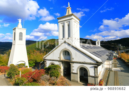 【長崎県】晴天の出津教会堂（石積出津集落） 98893682