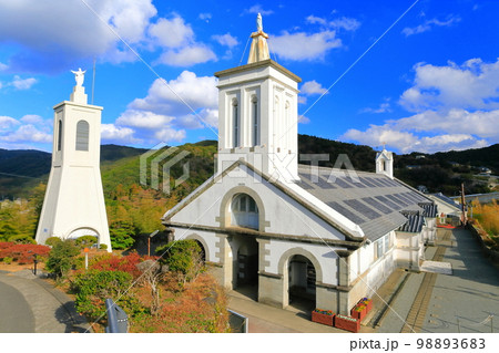 【長崎県】晴天の出津教会堂（石積出津集落） 98893683