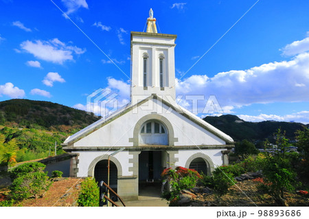 【長崎県】晴天の出津教会堂（石積出津集落） 98893686