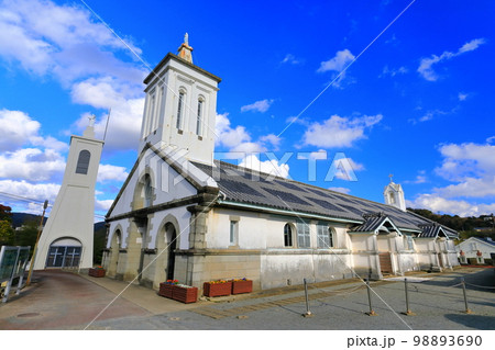 【長崎県】晴天の出津教会堂（石積出津集落） 98893690