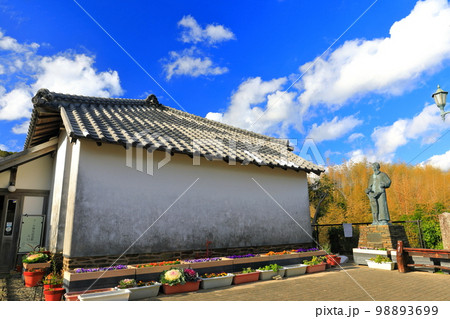 【長崎県】晴天のド・ロ神父記念館（石積出津集落） 98893699