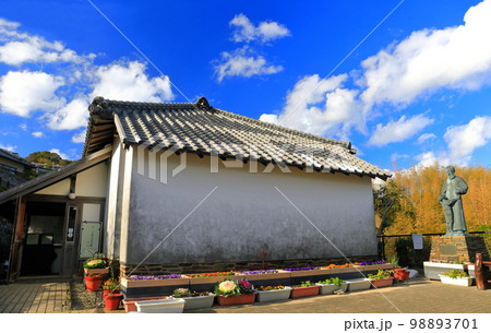 【長崎県】晴天のド・ロ神父記念館（石積出津集落） 98893701