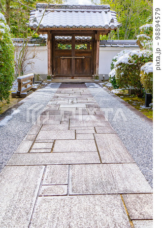 平安時代の女流歌人伊勢ゆかりの古刹の伊勢寺の中門 98894579