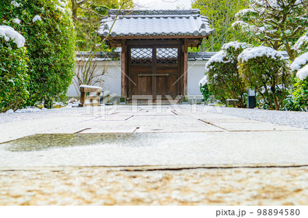 平安時代の女流歌人伊勢ゆかりの古刹の伊勢寺の中門 平安時代の女流歌人伊勢ゆかりの古刹の伊勢寺の中門 98894580