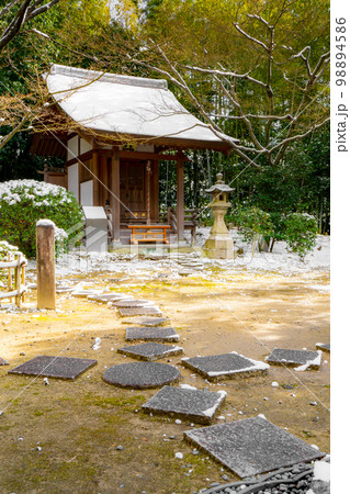 平安時代の女流歌人伊勢ゆかりの古刹の伊勢寺の金毘羅大権現 98894586