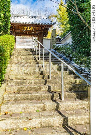 平安時代の女流歌人伊勢ゆかりの古刹の伊勢寺の山門 98894595