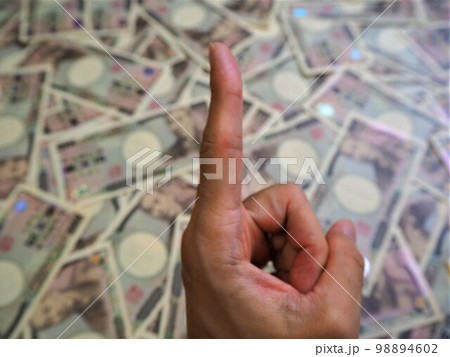 バラまかれた一万円札と人差し指 内緒のサイン1 バラまかれた一万円札と人差し指 内緒のサイン1 98894602