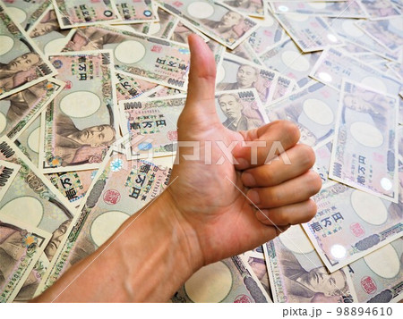 バラまかれた一万円札といいねのサイン4 バラまかれた一万円札といいねのサイン4 98894610