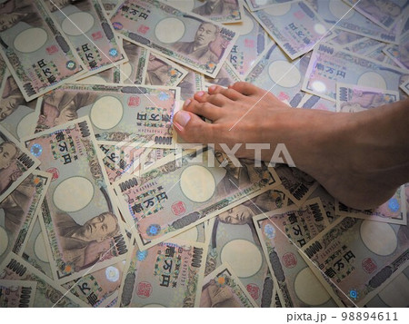バラまかれた一万円札を踏む足 踏みにじられるお金 1 バラまかれた一万円札を踏む足 踏みにじられるお金 1 98894611