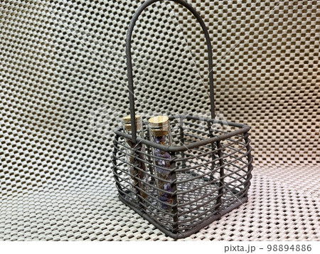 ハーバリウムと小さなカゴ 98894886