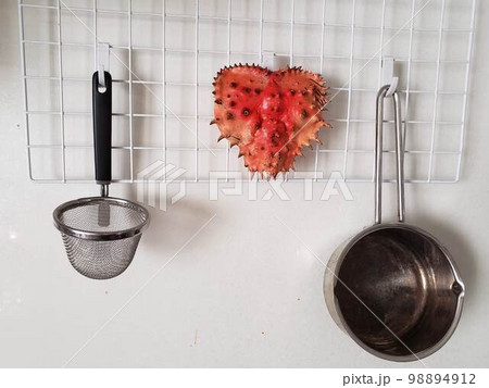 ハートのような花咲ガニの甲羅と味噌漉し、小鍋の掛かったメッシュパネル 98894912