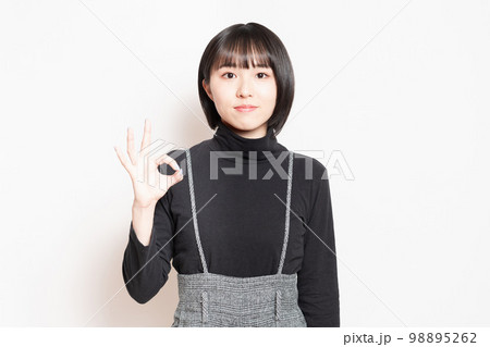 OKサインを見せる若い女性 OKサインを見せる若い女性 98895262