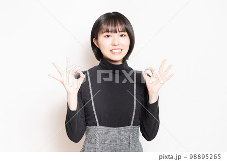 OKサインを見せる若い女性 OKサインを見せる若い女性 98895265