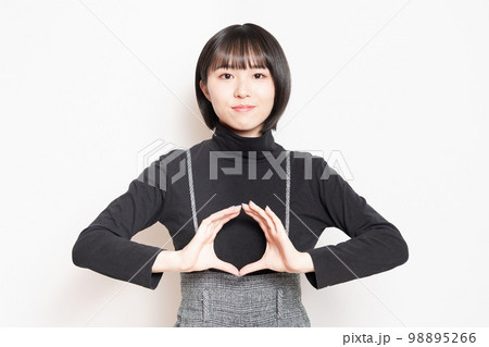 OKサインを見せる若い女性 OKサインを見せる若い女性 98895266